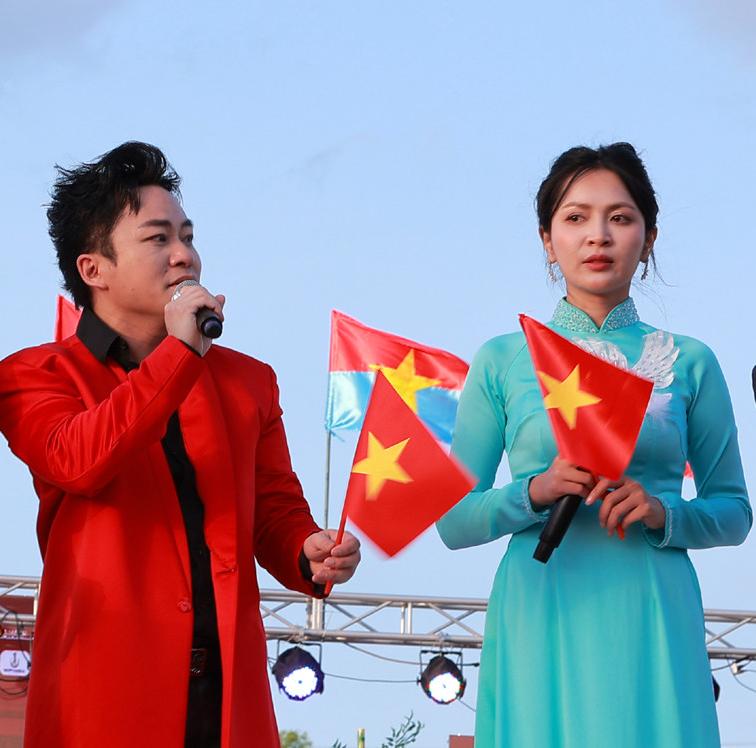 Chuyện Tùng Dương khóc giữa 60 nghìn khán giả và bị Duyên Quỳnh "ép" hát lại ca khúc 5 tỷ view- Ảnh 2.