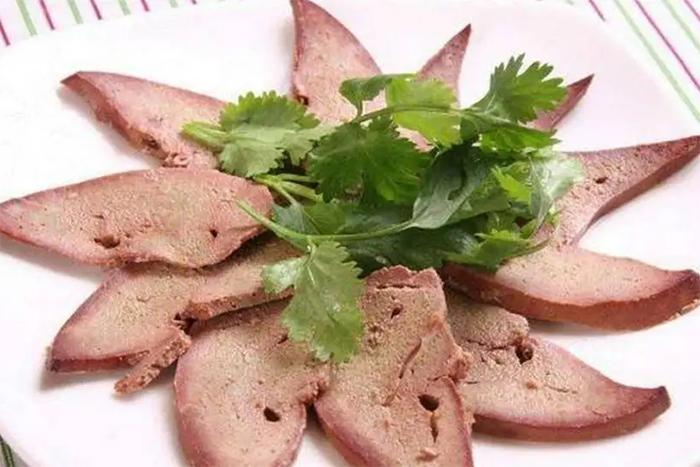 Gan lợn mua về đừng rửa ngay với nước, làm cách này sẽ khử mùi hôi, sạch độc tố- Ảnh 1.