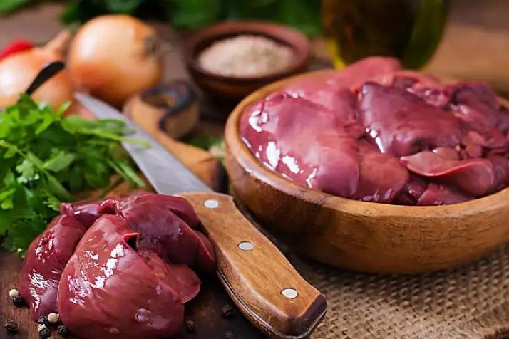 Gan lợn mua về đừng rửa ngay với nước, làm cách này sẽ khử mùi hôi, sạch độc tố- Ảnh 2.