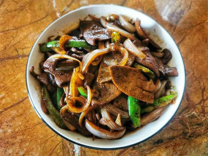 Gan lợn mua về đừng rửa ngay với nước, làm cách này sẽ khử mùi hôi, sạch độc tố- Ảnh 3.