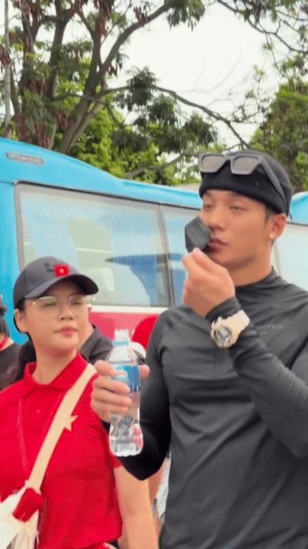 Mỹ nam cao gần 1m9 gây sốt trong buổi tập luyện diễu hành tại Mỹ Đình, mở khẩu trang mới càng ngỡ ngàng- Ảnh 2.