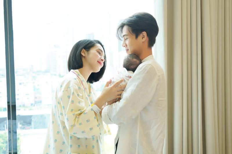 Quỳnh Lương khoe con gái vừa đầy tháng, dân tình nhận xét 