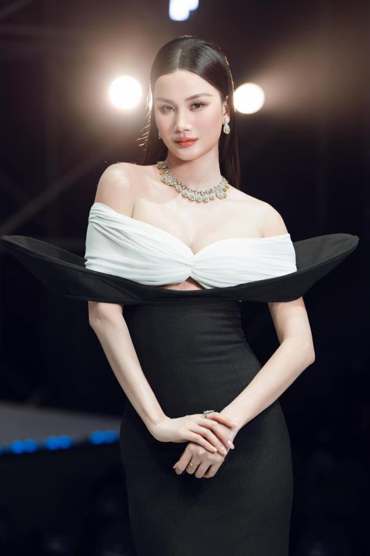 Á hậu Việt lộ vòng 2 lùm lùm trên sàn catwalk có động thái đáng ngờ hậu biến mất bất thường- Ảnh 6.