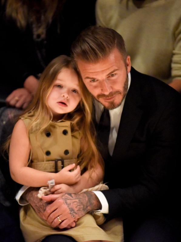 Tiểu thư Harper Beckham 14 tuổi “lột xác” cực chất ở hậu trường Paris Fashion Week- Ảnh 2. Tiểu thư Harper Beckham 14 tuổi “lột xác” cực chất ở hậu trường Paris Fashion Week- Ảnh 2.
