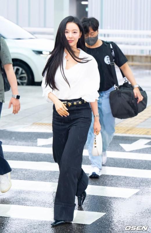 Hiếm lắm mới thấy Kim Ji Won mặc phá cách- Ảnh 13.