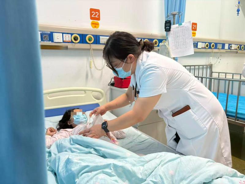 Bé 13 tuổi bất ngờ bị suy thận, suy tim: Bố mẹ bật khóc, hối hận vì không làm điều này sớm hơn- Ảnh 1.