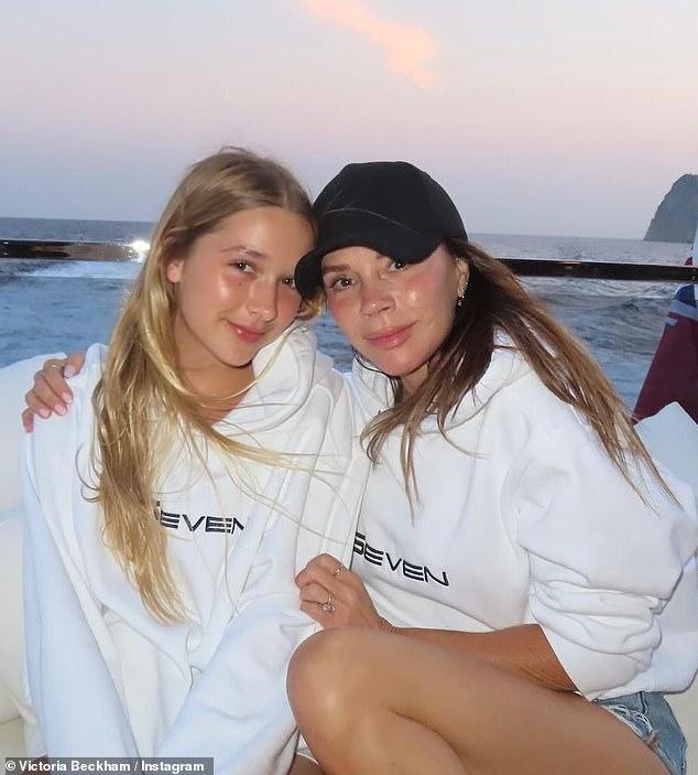 Tiểu thư Harper Beckham tuổi 14 để lộ mặt mộc vẫn xinh đẹp rạng rỡ, nhảy múa cùng mẹ trong phim của Victoria- Ảnh 3.