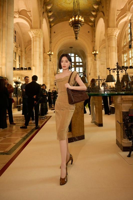Cả phố náo loạn khi mỹ nhân này vừa bước xuống xe: Người đâu mà đẹp thế không biết, sang đến từng hơi thở- Ảnh 7. Cả phố náo loạn khi mỹ nhân này vừa bước xuống xe: Người đâu mà đẹp thế không biết, sang đến từng hơi thở- Ảnh 7.