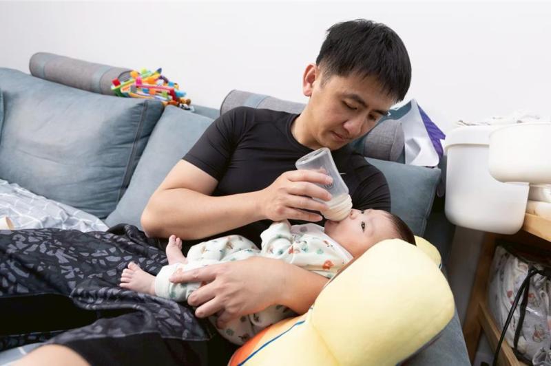 Bài toán muôn thuở: Giữa sữa công thức và sữa tươi, mẹ chọn thế nào mới đúng?- Ảnh 1.