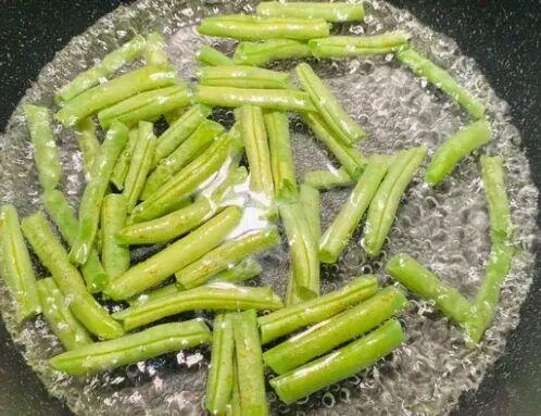 4 loại rau này không chần nước sôi coi chừng cả nhà trúng độc, loại thứ 2 rất nhiều người mê- Ảnh 2.