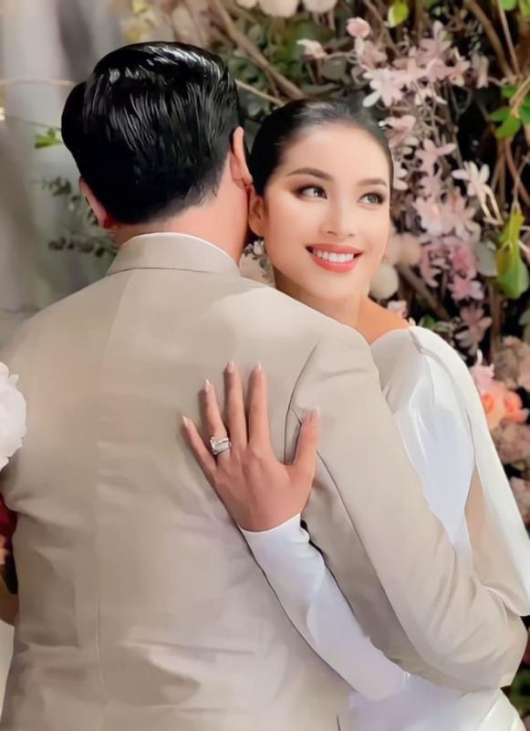 Hoa hậu Phạm Hương khác thường trong ngày sinh nhật, ông xã đại gia vắng bóng- Ảnh 2.