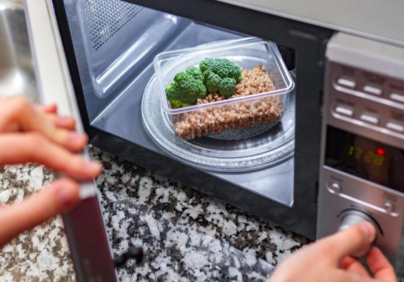 Nhắc nhở lần cuối: 4 kiểu dùng lò vi sóng như "bơm độc" vào thức ăn, lười mấy cũng phải bỏ!- Ảnh 2. Nhắc nhở lần cuối: 4 kiểu dùng lò vi sóng như "bơm độc" vào thức ăn, lười mấy cũng phải bỏ!- Ảnh 2.