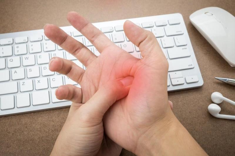 Chàng trai 26 tuổi phát hiện "BOM nổ chậm" trong não nhờ 1 khó chịu người hay dùng điện thoại, máy tính "gặp như cơm bữa"- Ảnh 3. Chàng trai 26 tuổi phát hiện "BOM nổ chậm" trong não nhờ 1 khó chịu người hay dùng điện thoại, máy tính "gặp như cơm bữa"- Ảnh 3.