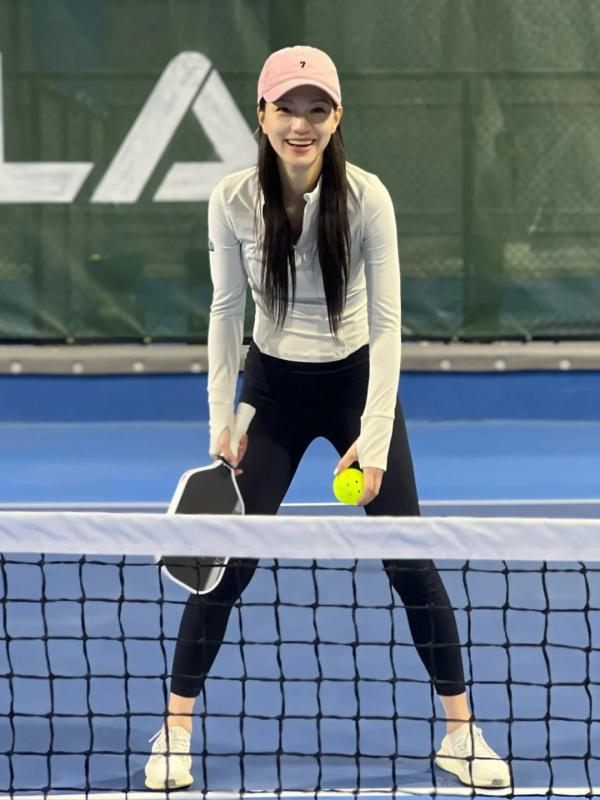 Pickleball girl mặc gì cho chuẩn? Một bên mê váy ngắn mát mẻ, một bên trung thành đồ dài tay- Ảnh 14.