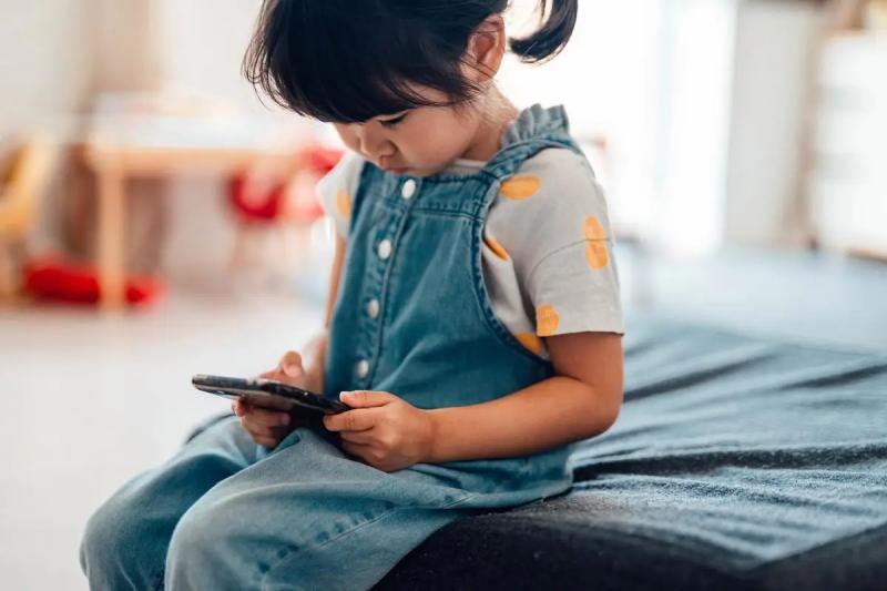 Bé gái 6 tuổi mất cả 2 mắt vì thứ nhiều bố mẹ vẫn cho con chơi mỗi ngày- Ảnh 2.