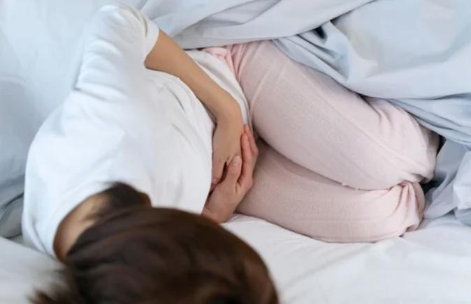 Cô gái 20 tuổi phát hiện "bệnh ma cà rồng" sau 2 năm bụng đau như dao cứa nhưng khám không ra- Ảnh 1.