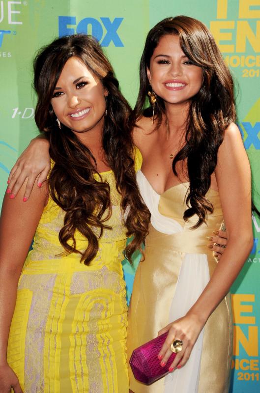 Câu trả lời cho tình bạn giữa Selena Gomez và Demi Lovato sau 11 năm cạch mặt- Ảnh 1.