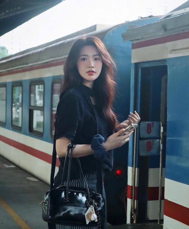 Nữ diễn viên Việt đã xinh mê mẩn còn có style chuẩn nàng thơ- Ảnh 7.