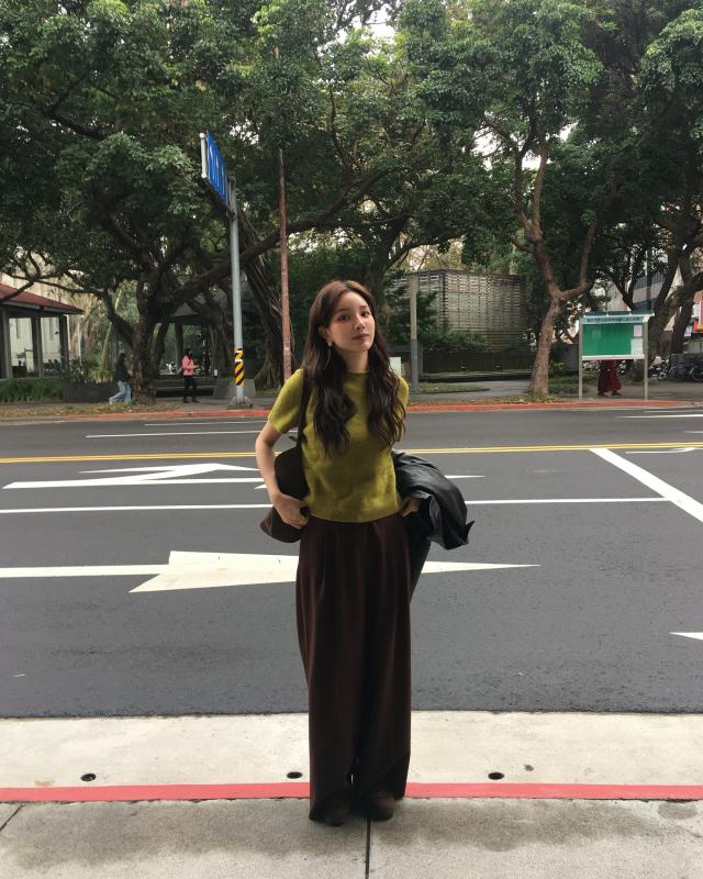 Vào mùa thu, chị em cứ mặc 5 món thời trang này là trẻ trung nhất- Ảnh 1.