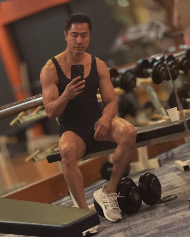 Tập gym để khoẻ mạnh chăm con gái, bố đơn thân U60 bỗng hot rần rần MXH vì body quá đỉnh, trẻ đẹp ngỡ ngàng- Ảnh 3.