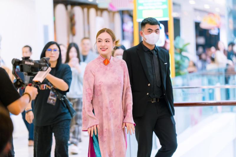 "Bóc giá" những thiết áo dài mà Hoàng Thùy Linh từng diện: Có mẫu áo giá hơn 6 triệu đồng- Ảnh 13.