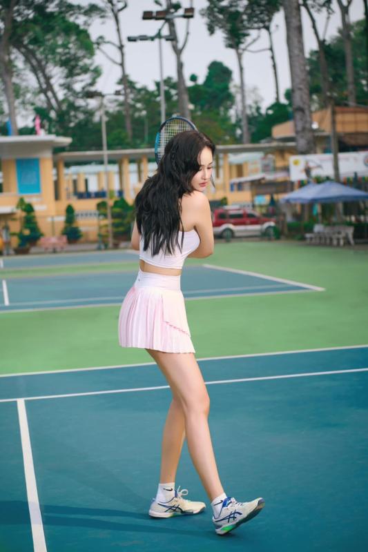 Mai Phương Thuý cực quyến rũ trên sân tennis, trong tủ đồ lượng outfit tennis nhiều hơn quần áo mặc hàng ngày- Ảnh 4.