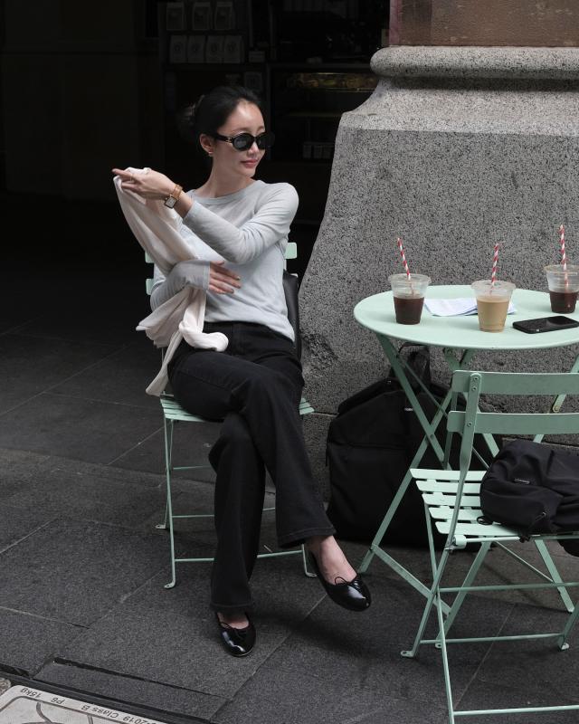 5 kiểu giày bệt thịnh hành nhất thu này, phối với trang phục nào cũng trẻ trung và tôn dáng- Ảnh 2.