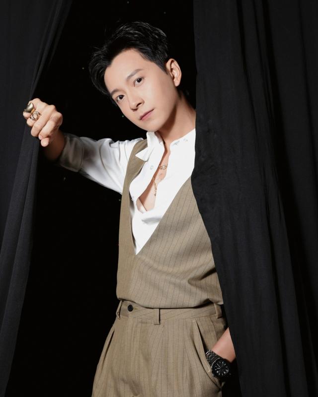 Ngoại hình điển trai của "phú ông" showbiz Việt, mỗi quận sở hữu 2 căn nhà, U40 chưa vợ- Ảnh 2.