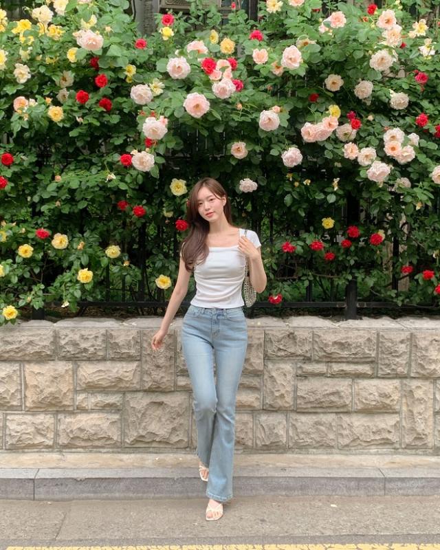 Mặc đẹp rất đơn giản khi chị em phối 5 mẫu áo basic này với quần jeans- Ảnh 13.