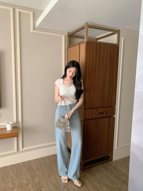 Mặc đẹp rất đơn giản khi chị em phối 5 mẫu áo basic này với quần jeans- Ảnh 12.