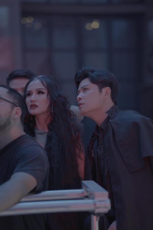 Nữ ca sĩ sở hữu hit 3 tỷ view, 30 tuổi đi thi hoa hậu: "Ban ngày tôi đi chơi, tối về khóc"- Ảnh 3.