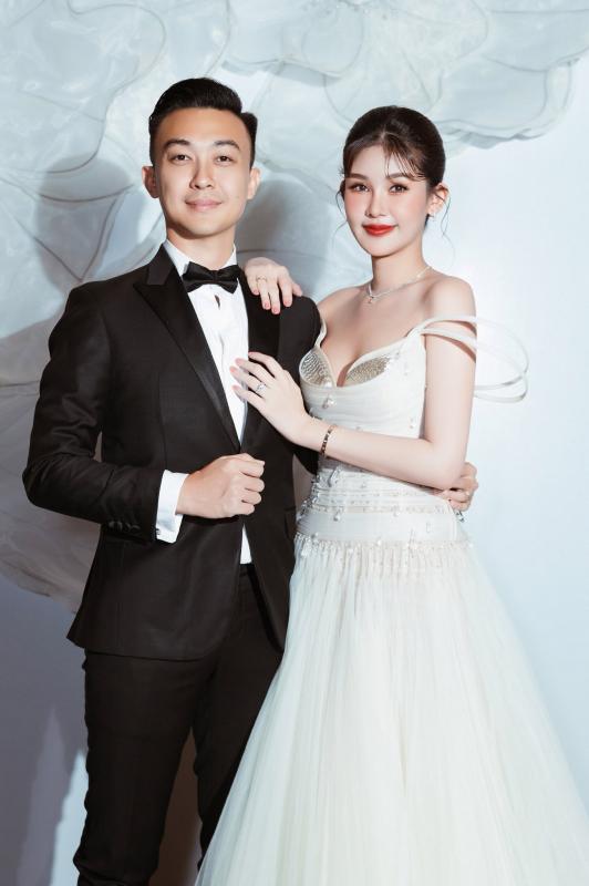 Hoa hậu Việt vừa đăng quang đã nhận rổ gạch đá: Suýt bị tước vương miện, kết hôn với BTV điển trai như tài tử- Ảnh 11.