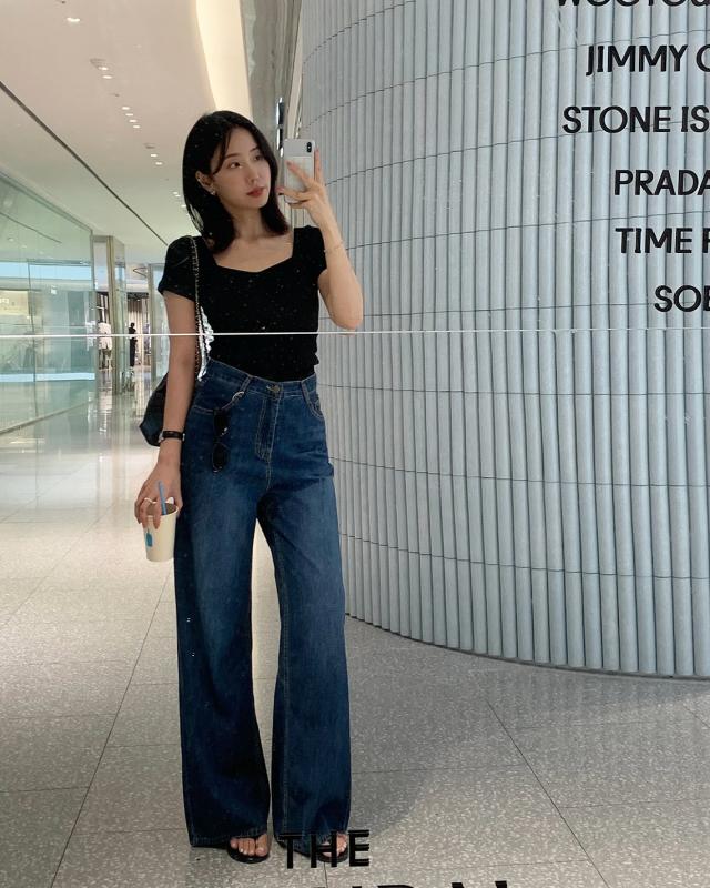 Áo thun và quần ống rộng: 10 cách phối đơn giản mà áp dụng suốt mùa thu vẫn đẹp- Ảnh 4.