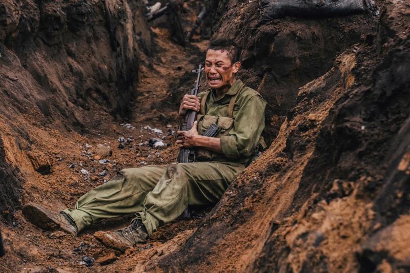 Mưa Đỏ: Khi một người điên lại là biểu tượng đau đớn và tận cùng nhất của chiến tranh- Ảnh 6.