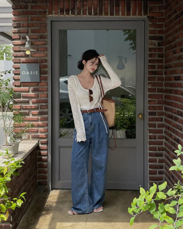 Áo trắng và quần jeans xanh: Combo đẹp nhất mùa thu giúp vẻ ngoài trông sang trọng và hack tuổi trong tích tắc- Ảnh 4.