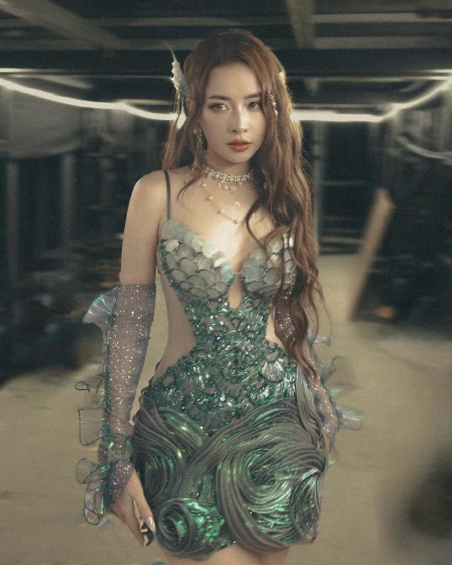 Mỹ nhân đẹp nhất Việt Nam từng bị phản đối làm ca sĩ nay đắt show đáng nể, song ca với Huỳnh Hiểu Minh còn gây sốt xứ Trung- Ảnh 7.