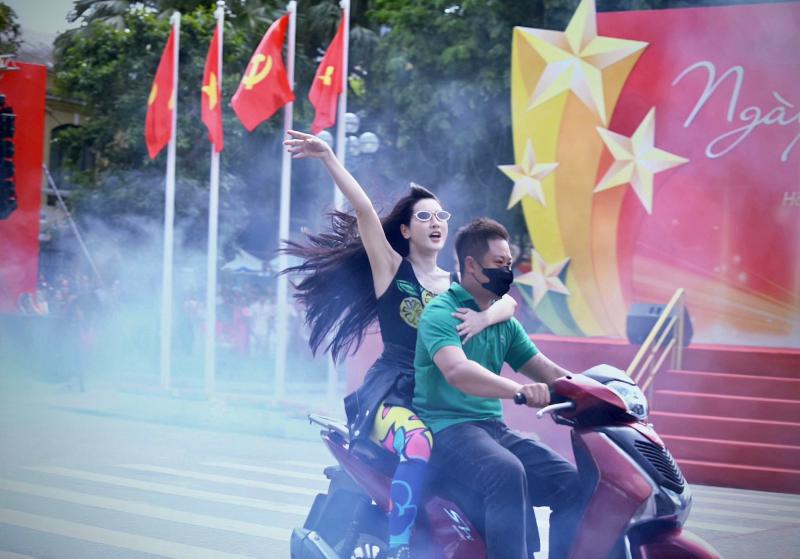 Tiểu Vy tham gia tổng duyệt, tranh thủ đọ sắc cùng đồng chí công an 