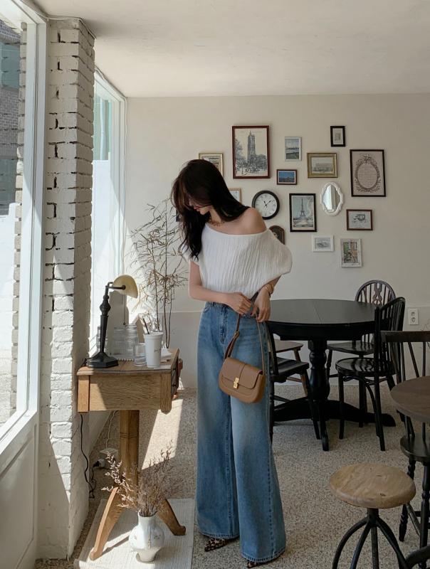 Áo trắng và quần jeans xanh: Combo đẹp nhất mùa thu giúp vẻ ngoài trông sang trọng và hack tuổi trong tích tắc- Ảnh 5.