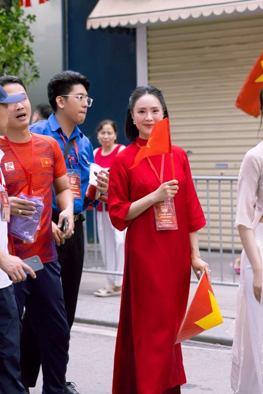 Hồng Diễm được khen không ngớt về nhan sắc tuổi 42, phong cách thời trang cực trẻ trung và thanh lịch- Ảnh 2.