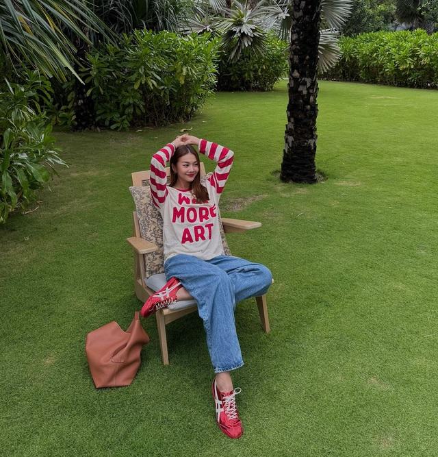 Phụ nữ trên 40 tuổi cứ mặc quần jeans theo 10 cách này, đảm bảo là vừa đẹp, vừa trẻ trung- Ảnh 2.