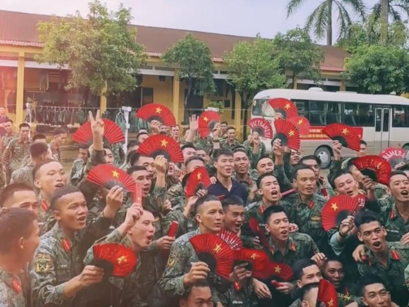 Quỳnh Anh - vợ Duy Mạnh lên đồ tiểu thư chụp ảnh với chiến sĩ A80, thế này làm gì còn bị chê mặc xấu- Ảnh 3.