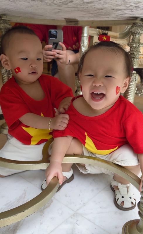 "Khối tí hon yêu nước" nhà Phương Oanh - shark Bình trong sắc đỏ sao vàng: Nghịch ngợm mà đáng yêu vô cùng- Ảnh 1.