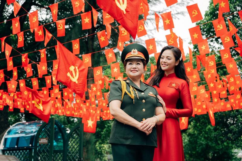 Nữ diễn viên có mẹ là Thượng tá quân đội, vinh dự cầm biển của khối Văn hoá - Thể thao diễu hành A80- Ảnh 7.