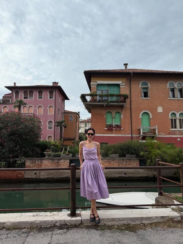 Son Ye Jin diện váy tím tại Venice: Bí quyết trẻ trung cho phụ nữ ngoài 40- Ảnh 3.