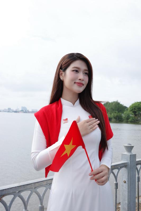 Dàn sao nhuộm đỏ MXH, không khí vui hơn Tết: Outfit xịn nhất chính là "merch quốc dân"- Ảnh 21.