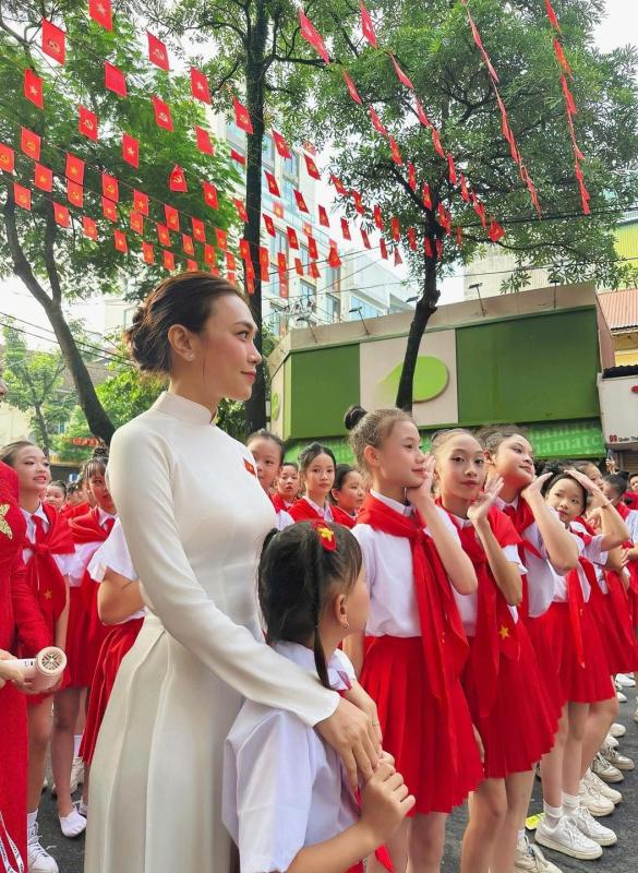 Phụ huynh rơi nước mắt khi con gái hát cùng Mỹ Tâm ngày Đại lễ 2/9, niềm tự hào gia đình kể sao cho hết!- Ảnh 4.