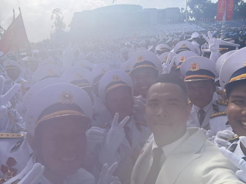 Nam diễn viên Vbiz bất ngờ hot khắp nơi với bộ ảnh diễu hành 2/9 "không điểm nào khen"!- Ảnh 1.