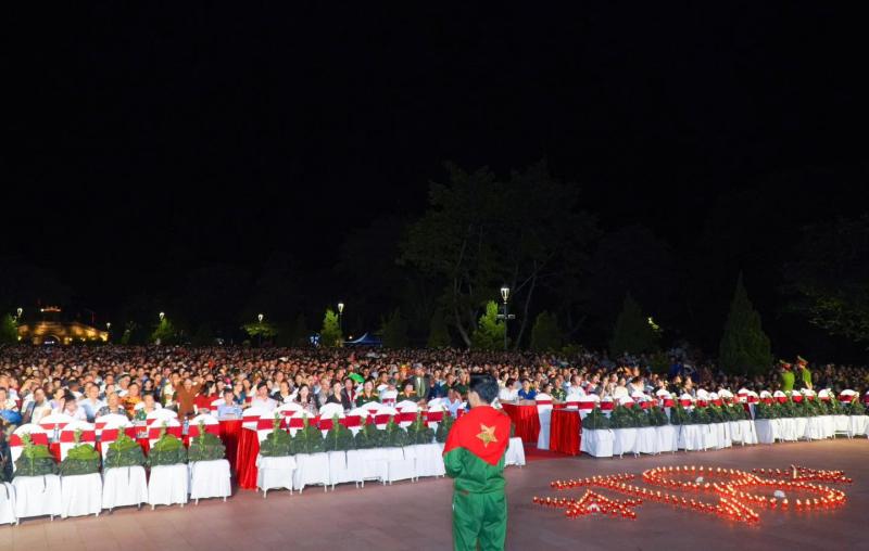 Buổi chiếu đặc biệt nhất của Mưa Đỏ: Hàng ghế trống, balo, hoa cúc trắng và khoảnh khắc cúi đầu trước lịch sử- Ảnh 6.