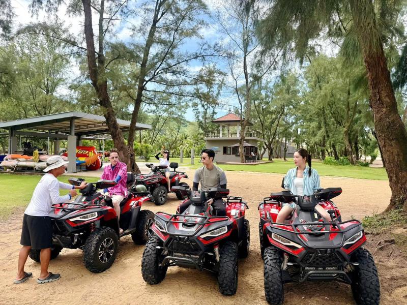 Hội bạn thân đồng loạt an ủi Thúy Ngân vì chia tay với 