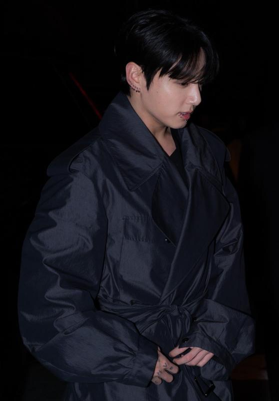 Jungkook để lộ sụn mũi khi dự show thời trang?- Ảnh 7.
